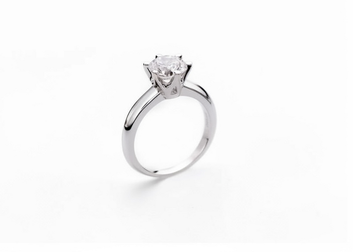 Round Cut Engagement Ring